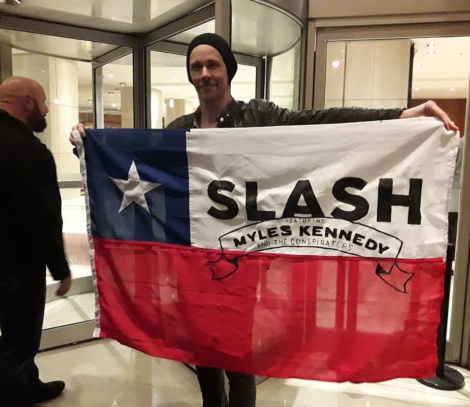 Tonight <a href="/MylesKennedy/">Myles Kennedy</a> will play at Teatro Caupolican , Santiago in Chile 🇨🇱 🎶
© Slash &amp; Steven Adler Chile 
#MylesKennedy #SMKC #LivingTheDreamTour2019