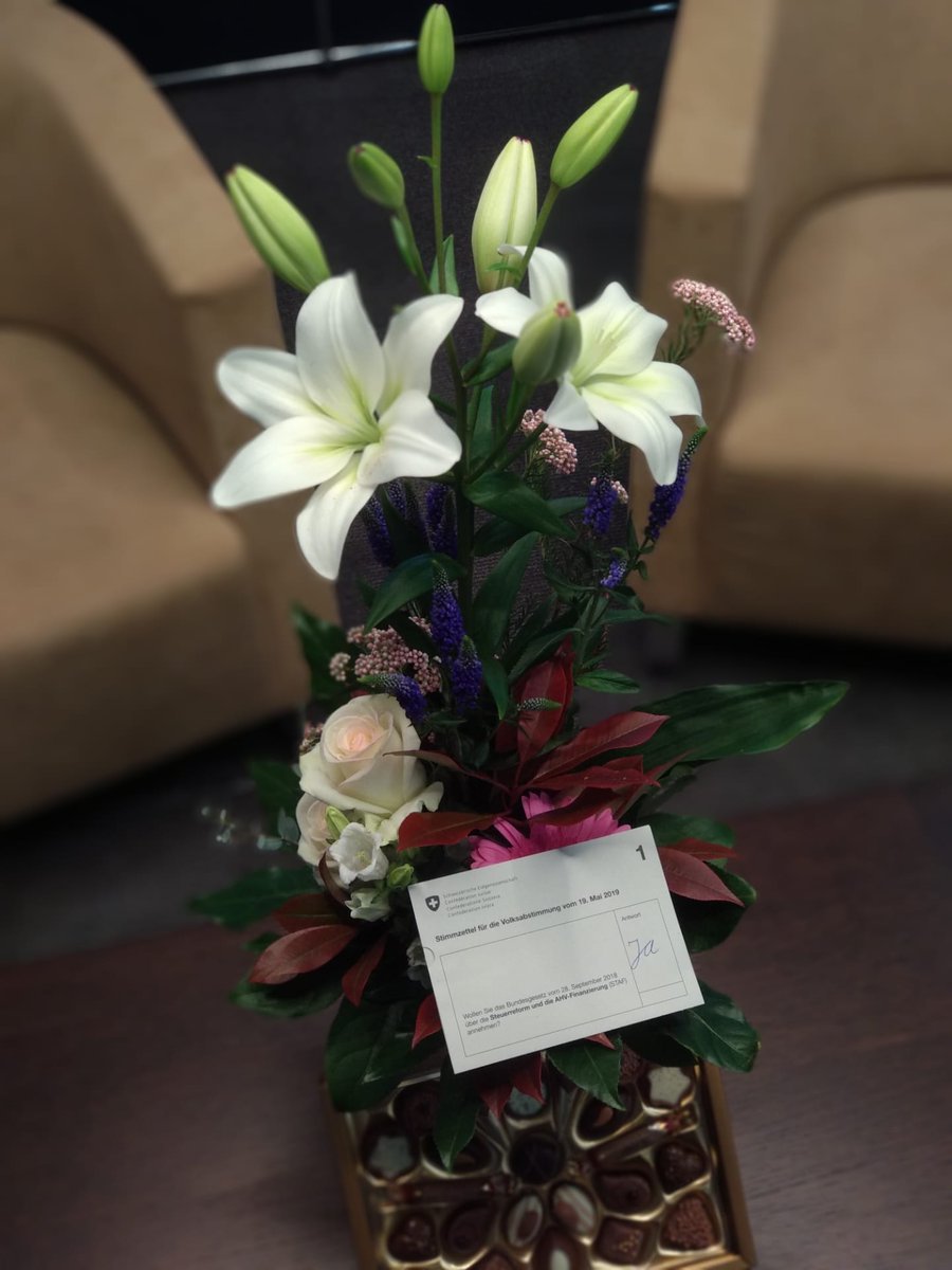 Mama ist die Beste! Deshalb willst du sie am #Muttertag  👩‍👧‍👦bestimmt beschenken. Die grösste Freude macht du ihr mit einem JA zur AHV-Steuervorlage 🇨🇭🇨🇭 Informiere auch deine Freunde, die ihrer Mutter etwas Gutes tun wollen: fairer-kompromiss.ch/jetzt-ja-stimm… #STAF #Abst19