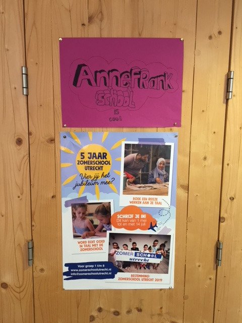 De #ZomerschoolUtrecht was vanochtend op bezoek bij de Anne Frankschool in Kanaleneiland te Utrecht. Dit is een van de locaties waar de lessen voor de kinderen deze zomer plaatsvinden :-) en daar troffen we dit aan