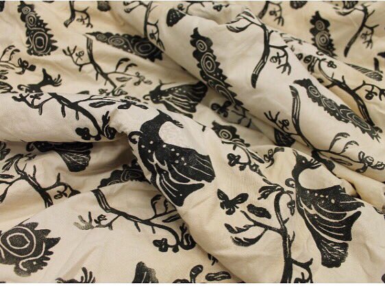 Join me @SalisburyMuseum this May Half-Term (27th-31st) for some ‘Creative Wiltshire’ workshops. On Monday we’ll use Nancy Nicholson’s ‘Blackbird’ pattern to inspire some fabric printing! 🦅🦉 #fabricprinting