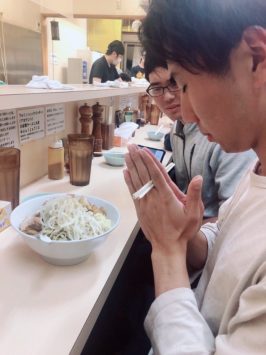 junkoh30_enter's tweet photo. ズルズル！どうも！準硬式2年です！
おなじみ陸部のU木と共に自家製ラーメン大者にきました！開Tはプレーと同じく安定感抜群の完食でした。町Dはラーメンをスイーツと自分に催眠をかけリベンジを果たしました。減量中のO瀧はチートデイとして全マシマシを余裕の完食。パンパン！最高おおおう！！！！ https://t.co/zuxp9ubjw7