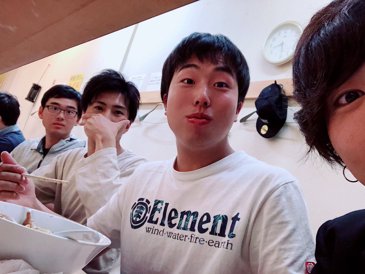 junkoh30_enter's tweet photo. ズルズル！どうも！準硬式2年です！
おなじみ陸部のU木と共に自家製ラーメン大者にきました！開Tはプレーと同じく安定感抜群の完食でした。町Dはラーメンをスイーツと自分に催眠をかけリベンジを果たしました。減量中のO瀧はチートデイとして全マシマシを余裕の完食。パンパン！最高おおおう！！！！ https://t.co/zuxp9ubjw7