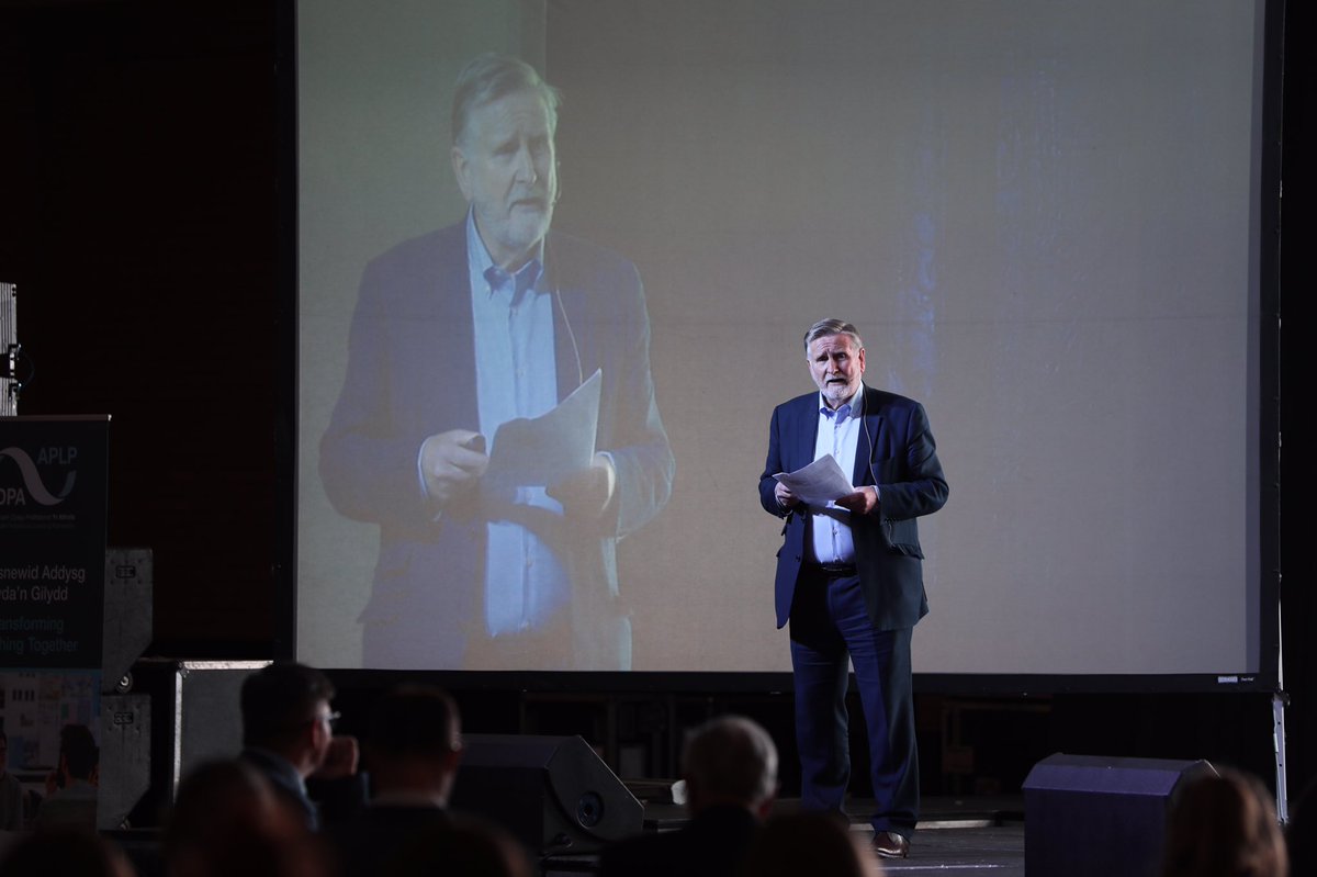 drindoddewisant's tweet photo. Yr Athro Graham Donaldson @GHCDon yn ysbrydoli’r genhedlaeth nesaf o athrawon yng nghynhadledd #a4e19 ‘Anelu at Ragoriaeth’ yr @Athrofa #AFEathrofa https://t.co/oDWg0LUCeM