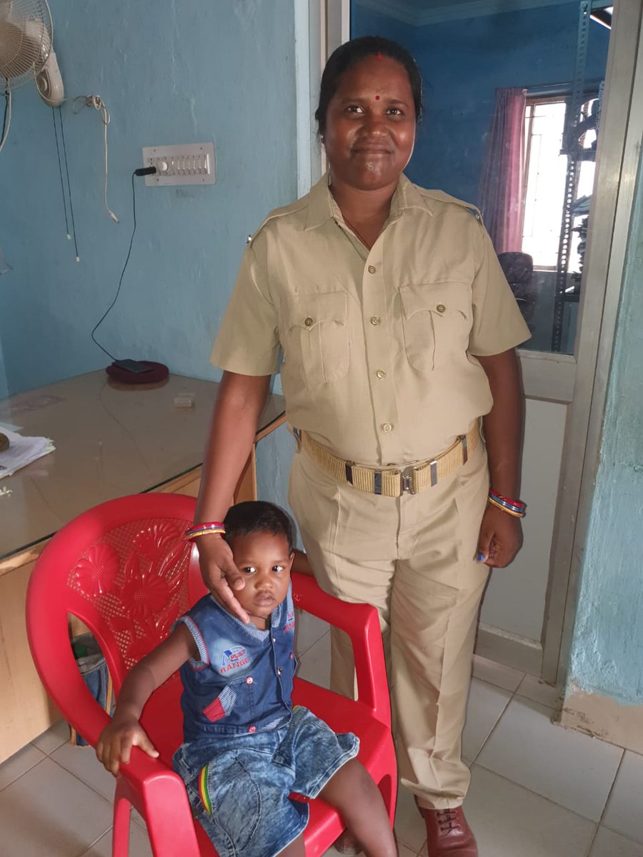 DGPOdisha's tweet image. #UnsungHeroes: Const Sanjukta Kujur of  Pipili PS is on duty, with her  2 year old child, as no one is there to look after her son at home.  Smile on her face, undeterred by the  adversities and scorching heat… #CycloneFaniAftermath @CMO_Odisha  @SRC_Odisha @odisha_police