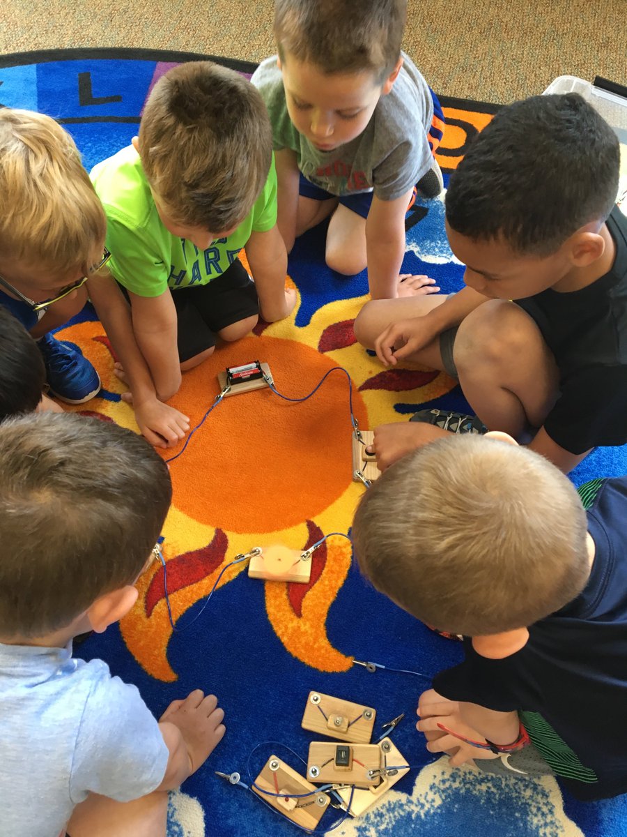 genesisearlyLA's tweet photo. Short e is for energy which folds right into our unit on "circuits".  It's amazing what these little minds can handle!  @FrewsCrews https://t.co/8YEm8MjH0B