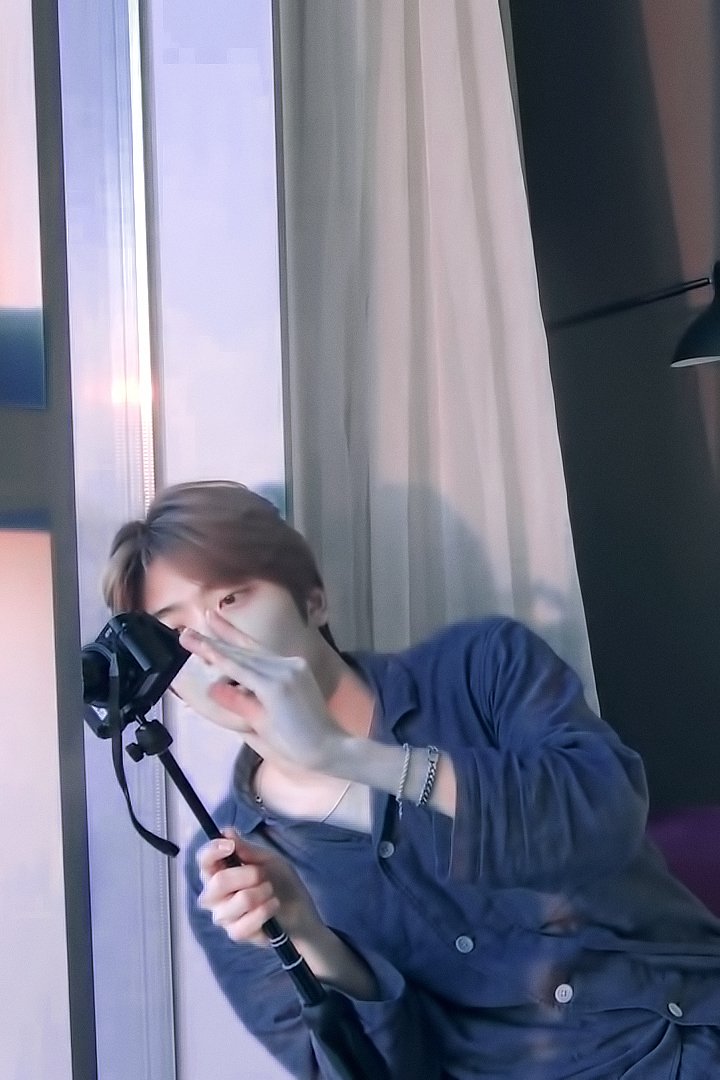 비비드 tweet media