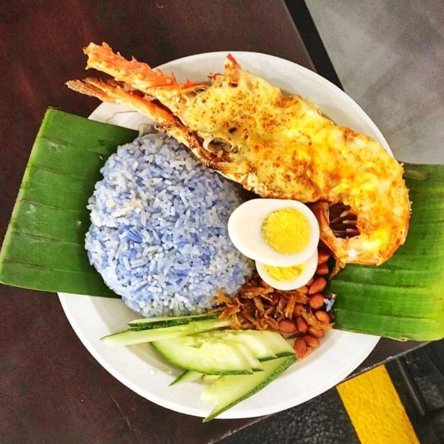 Manjakan diri Anda weekend ini dengan Nasi Lemak Lobster dan hidangan kaki lima Asia Tenggara lezat lainnya di #RWSStreetEats. Hingga hari Minggu ini saja, jangan terlewatkan! bit.ly/ID-RWS-StreetE… 

IG credit: zanthrea
