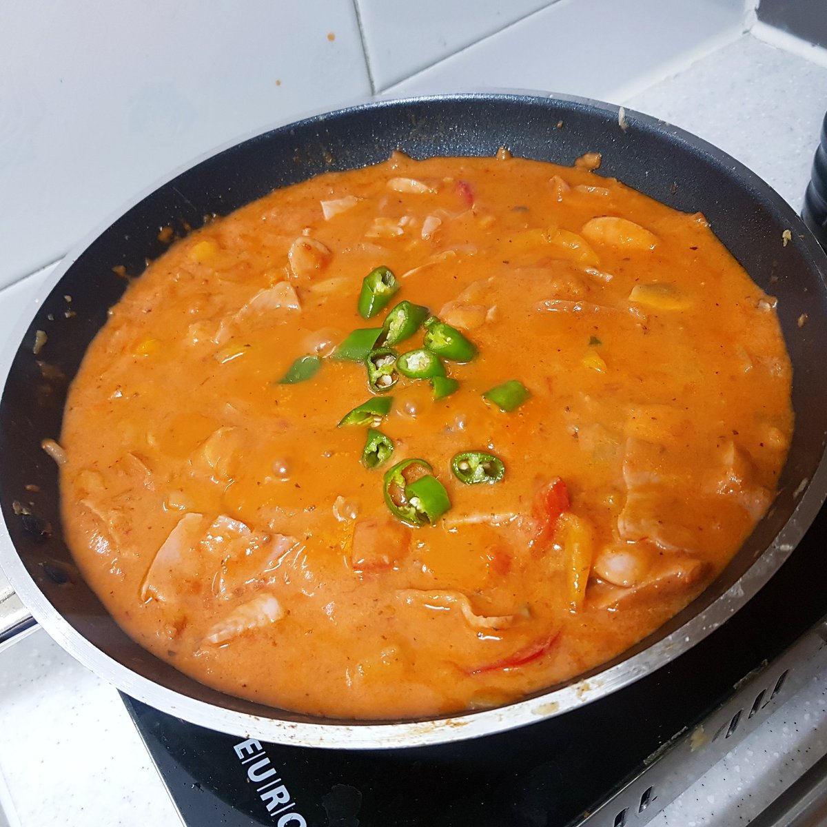 EOLE_BEORecipe's tweet photo. 🍳 에그인헬

1.식용유+ 다진마늘(편마늘 가능) 한숟갈과 양파를 익혀주고, 이어 소시지,양송이,베이컨을 한주먹씩 넣어주고 소금간을 해줍니다.
2. 파프리카도 넣고 가볍게 익히다가
3. 방울토마토 반주먹과 토마토소스 400ml+우유 150ml를 섞어넣어 끓이다 청양고추 1개를 넣어줍니다.
(타래로) https://t.co/3EMDc1oosz