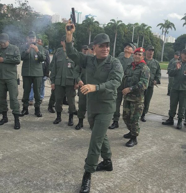 DolarToday's tweet photo. ¿HASTA CUANDO VAN A SEGUIR PIDIENDO A LOS "militares" QUE CUMPLAN LA CONSTITUCIÓN Y SE PONGAN AL LADO DEL PUEBLO Y EXPULSE AL INVASOR CUBANO Y OTROS CHULOS?.MILITARES NO HAY. SOLO HAY UNIFORMES VACÍOS, COBARDES, VISTIENDO UNIFORME.VESTIR UNIFORME MILITAR NO LOS HACE MILITAR. https://t.co/GDYya7Fiuu