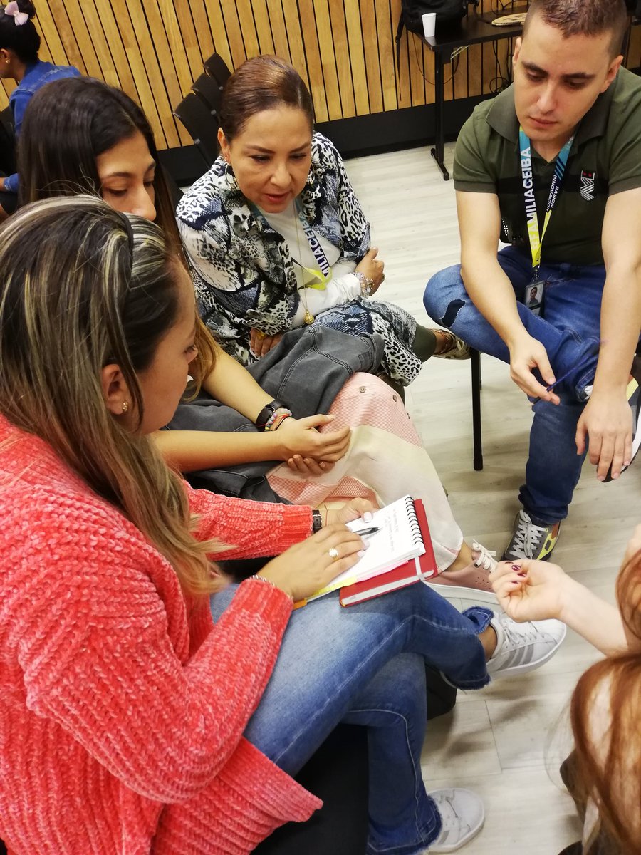 CataCanta's tweet photo. En @CeibaSoftware aprendemos a definir los qué y los cómo para OKRs eficaces. #CeibaDevFest con @jovangil84 https://t.co/VEmdlxAwDT https://t.co/ghZrtF3bO9