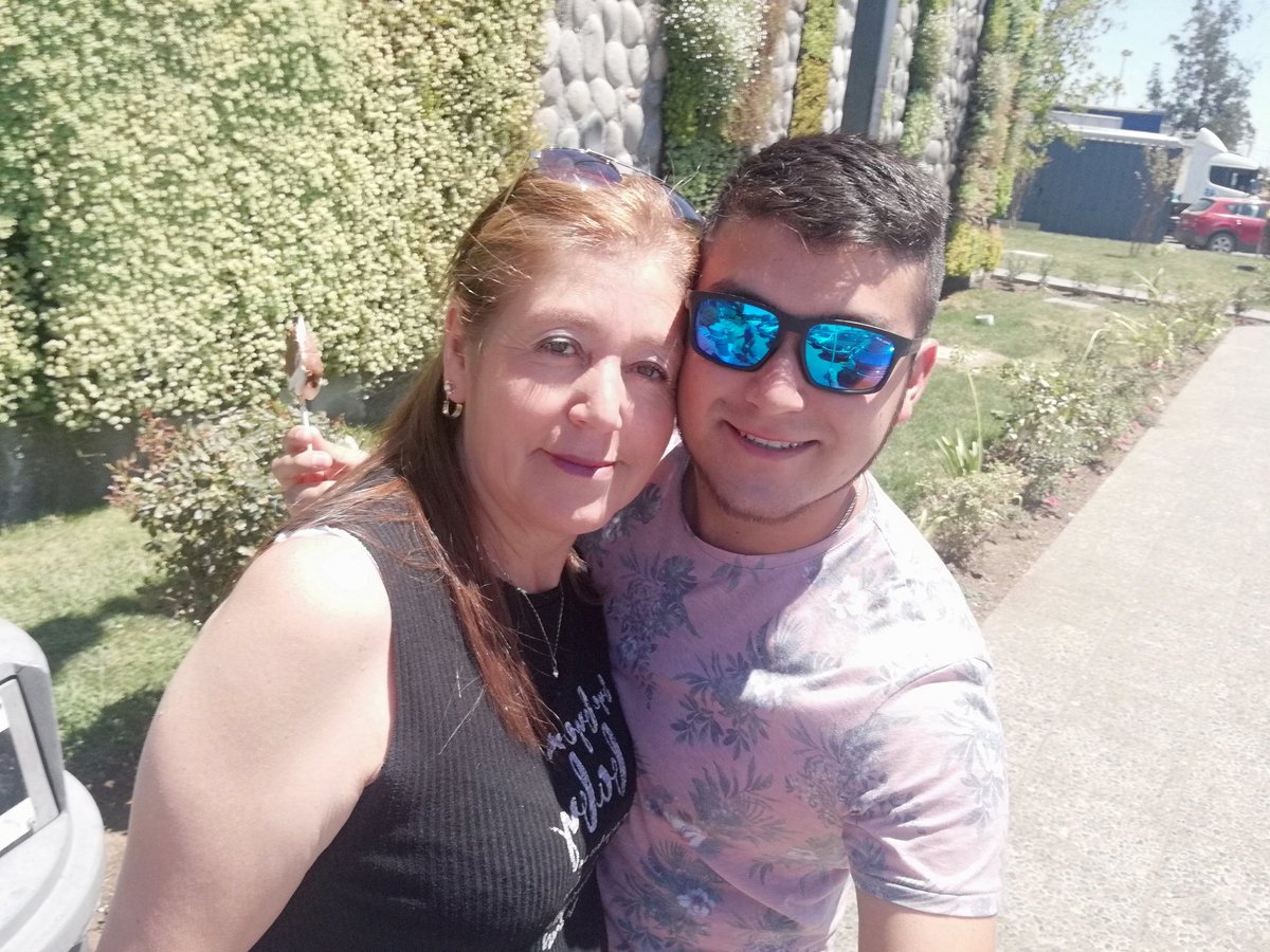 HormazLuis's tweet photo. #MiMamaEsLamejorMG, Féliz día mamá ❤️ a los 1.750 km que nos separan, te quiero decir eres la mejor mujer que dios pudo crear, doy gracias a dios por tenerte a mi lado 💞 un enorme beso y un abrazo de osos 😍 https://t.co/2zuDBawJs8