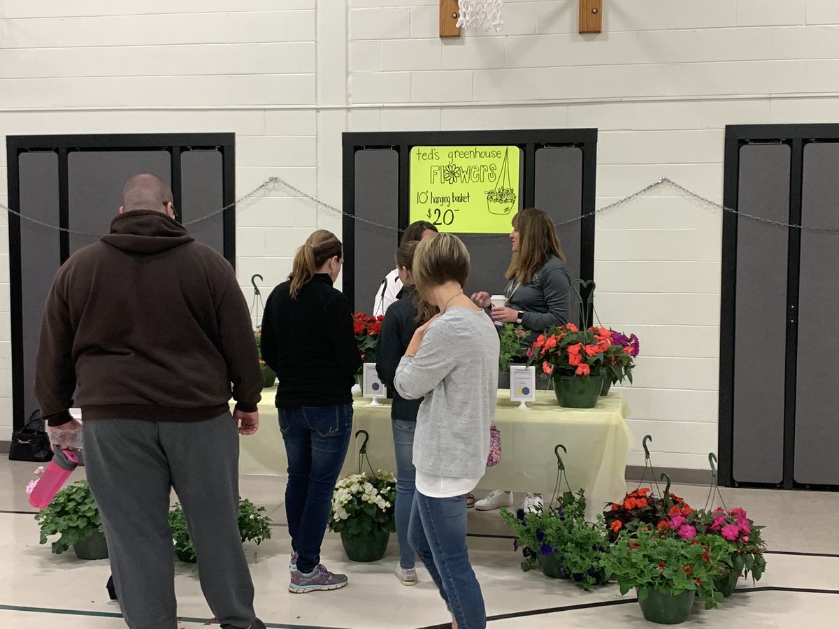 hpointschool's tweet photo. What a way to start a spring morning!  The Morning market brought our families together and was a great success. Thank you High Point PFE! #buildingastrongcommunity #osd135 #hptpride https://t.co/3UDqnjcWOU
