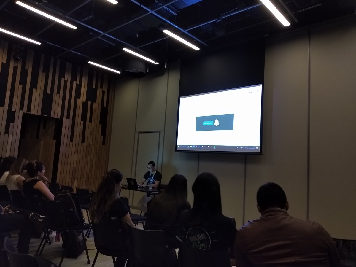 varestrepof's tweet photo. Con @johnalbertoBeto css en vivo, lo hace ver tan simple 🤔 excelente.#CeibaDevFest, #FamiliaCeiba, #Ceiba14 https://t.co/T51wUCKwR8
