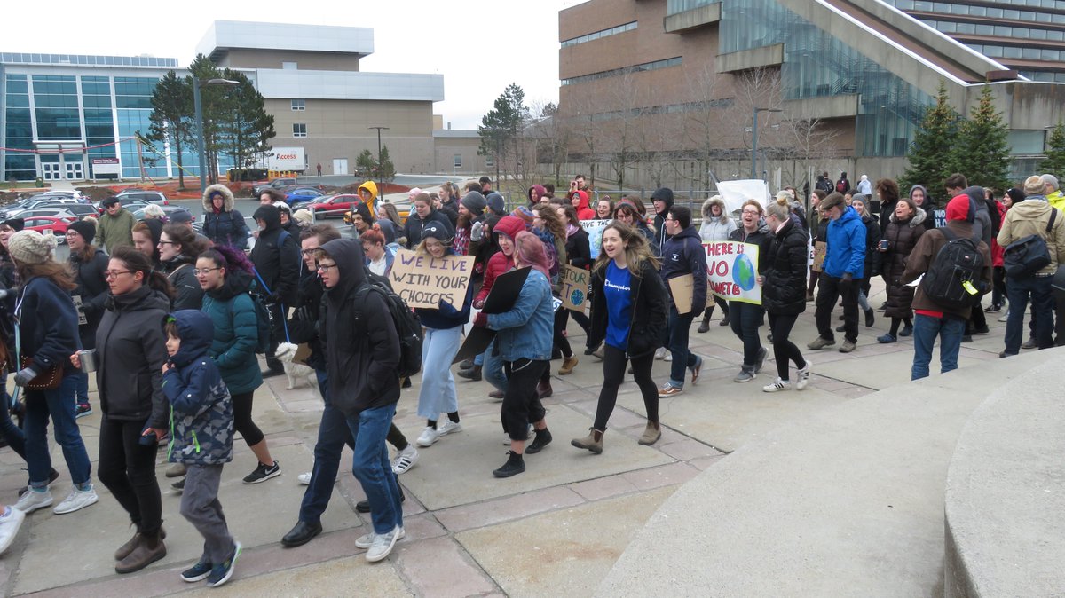 chmrmunradio's tweet image. Impressive crowd as the #schoolstrike4climate departs @MemorialU to head toward the Confederation Building in St. John's, NL. Biggest, best organized rally that's happened here in ages!