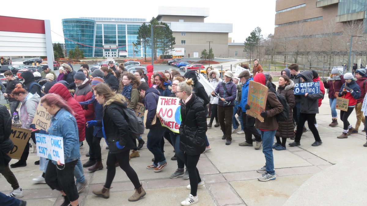 chmrmunradio's tweet image. Impressive crowd as the #schoolstrike4climate departs @MemorialU to head toward the Confederation Building in St. John's, NL. Biggest, best organized rally that's happened here in ages!