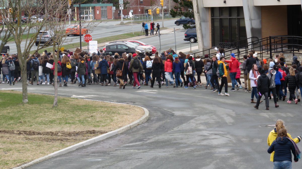 chmrmunradio's tweet image. Impressive crowd as the #schoolstrike4climate departs @MemorialU to head toward the Confederation Building in St. John's, NL. Biggest, best organized rally that's happened here in ages!