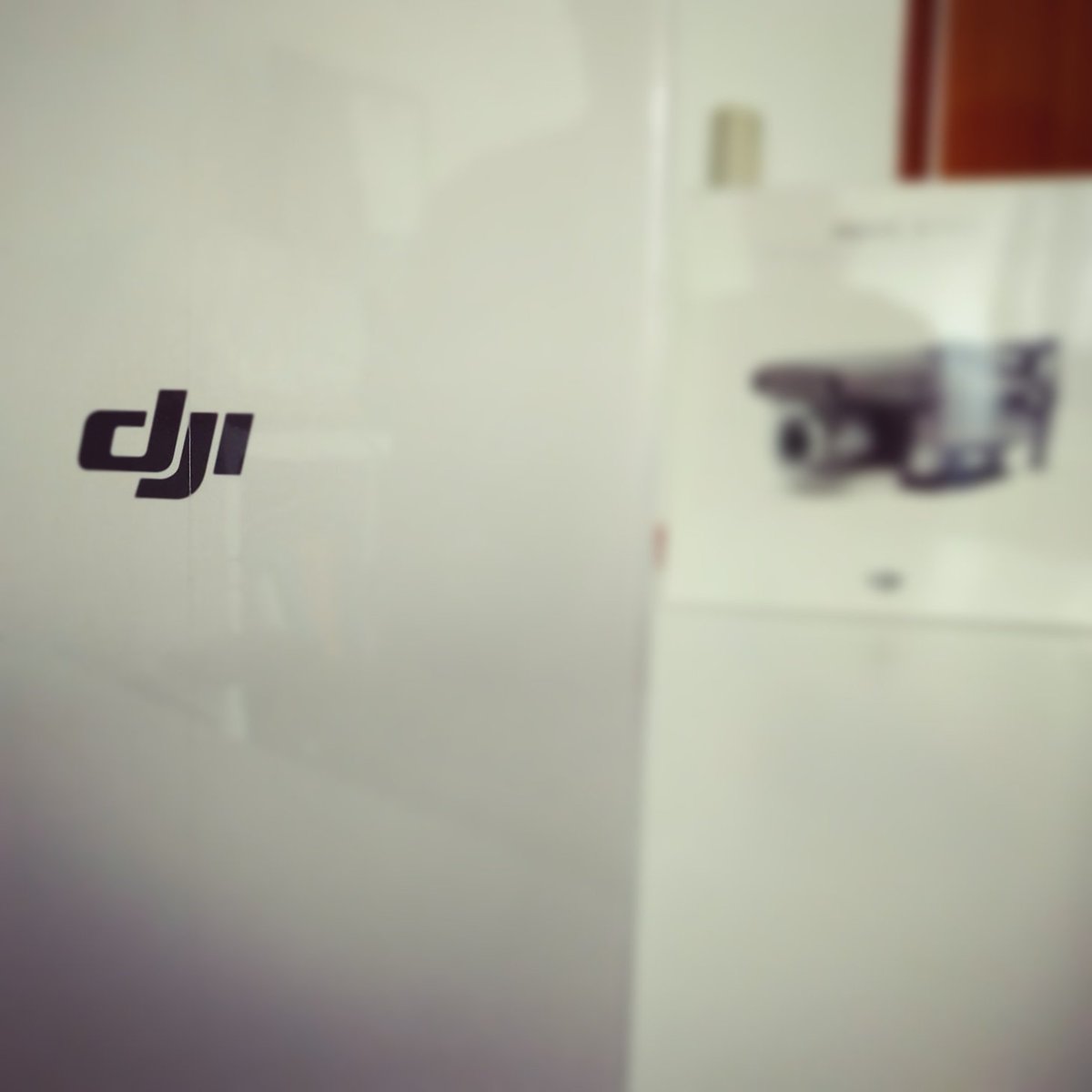 Tenemos chico nuevo en la oficina. Y tiene pinta de que va a llegar muy alto. Se le ve en la cara...🤓 #incorporaciones #masmadera #showmustgoon #audiovisual #retoaudiovisual #directo #live #realizacion #multicamara #streaming #broadcasting #broadcast #liveu #drone #dji #4g