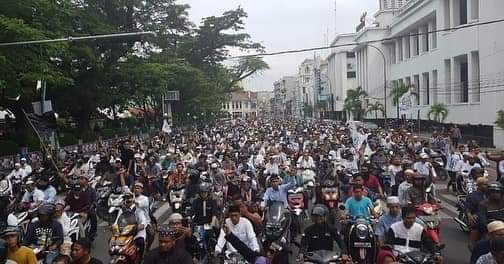 bundaathira's tweet photo. Siang tadi serempak saudara² kita di Jakarta, Semarang, Medan, Solo, Bandung menuntut & menyuarakan kebenaran hak demokrasinya di #Bawaslu masing² daerah.
#Pemilu2019
#Pemilu2019BencanaNasional
#SaveDemocracy
#SavePetugasKPPS
#KamiMelawanKecurangan https://t.co/HrqEciNkKE