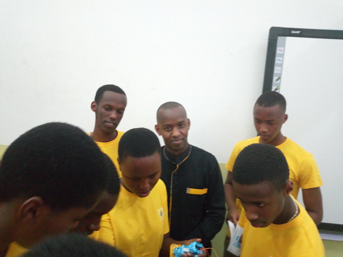 Janvieriya1's tweet image. Marty The Robot #BuildGuide with @MTNRwanda #LyceedeKigali #Trinity #Wellspringacademy #Playmartyfootball #Scratch #Python @transformers @anumino @BartHofker