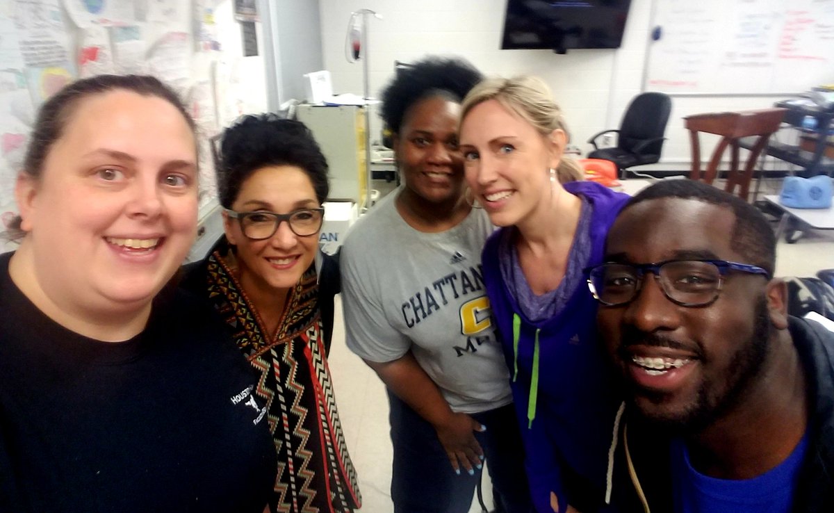 feroxfemina's tweet photo. Love when our @houstonhighGMSD alums come by to wish us a Happy teacher appreciation week! Keep making us proud @antoniodesean !!! #excellencenevergraduates #WeAreHouston https://t.co/AVhWeMD4gF