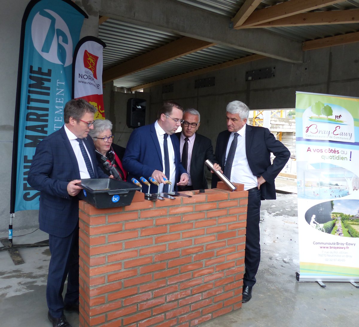 CROS_Normandie's tweet photo. [#INFRASTRUCTURE] Pose de la 1ère pierre du centre aquatique de Neufchâtel-en-Bray
"L'arrivée de ce nouveau complexe est une très bonne nouvelle pour notre territoire !" Daniel ALLANO, Secrétaire Général @CROS_Normandie 
Merci à @JoffleM d'avoir était présente 👌
© C. GIAQUINTA https://t.co/i1JESAGVf3