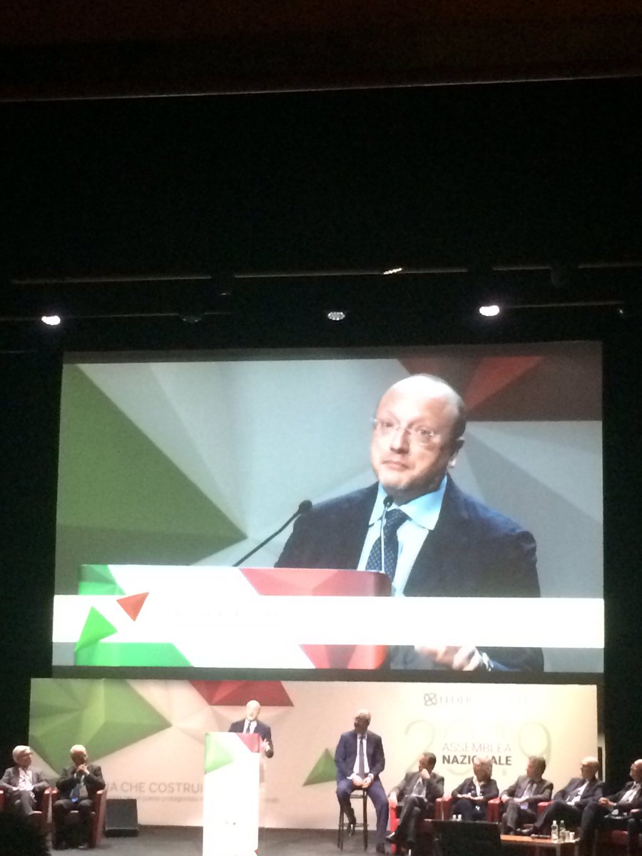Bridge2MI's tweet photo. Il presidente di @Confindustria Vincenzo Boccia sul palco dell’ #assemblea2019 di @Federmanager conferma la convergenza degli obiettivi tra le due associazioni di un’ #Italia centrale tra #europa e mediterraneo con focus su #cina e #infrastrutture per #crescere come paese https://t.co/8m5lOmjBtJ