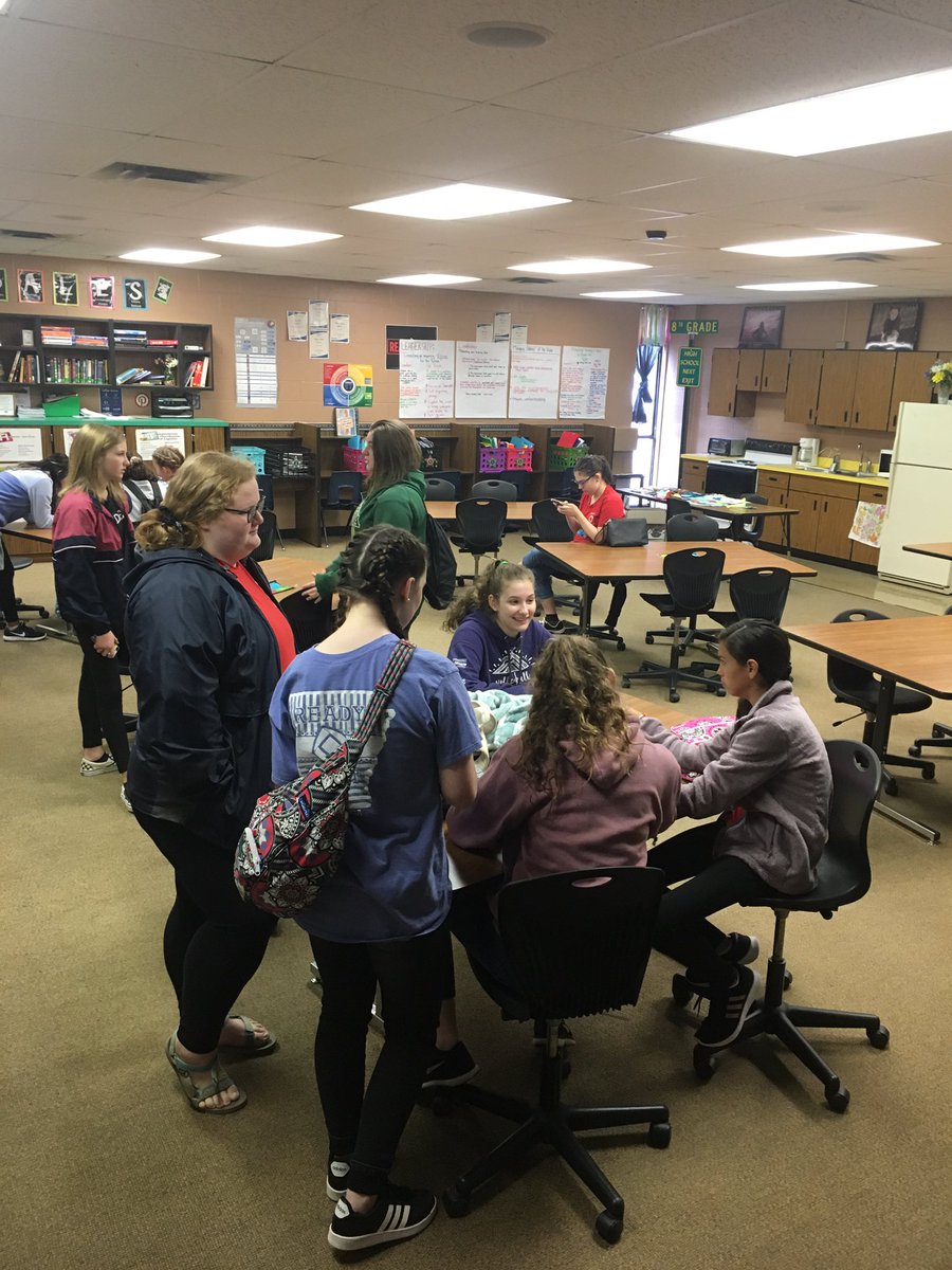 MrsBarrettAMS's tweet photo. Middle level @AlmaDECA @alma_middle #DECAfun On the way for a spectacular day!! #SilverDollarCity https://t.co/rTEakf623y