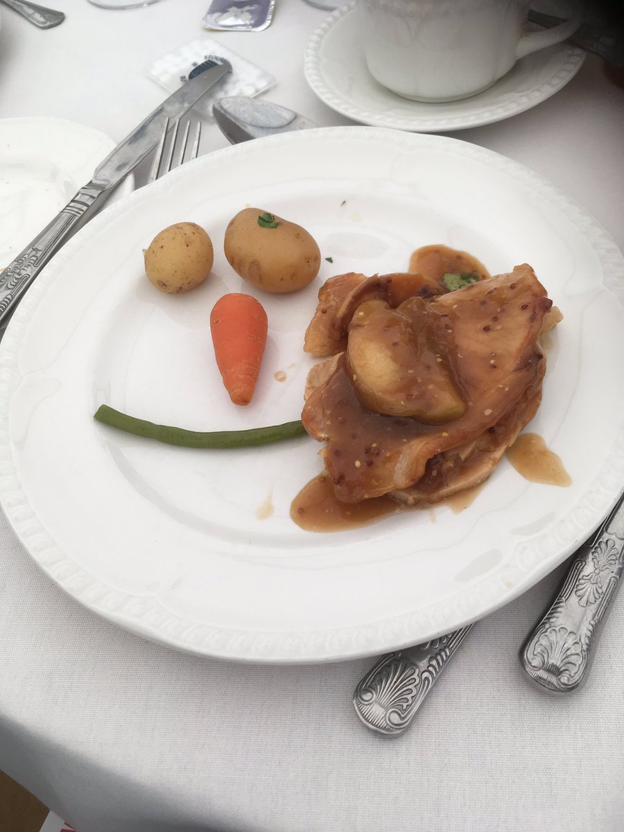 ClaireC17610645's tweet photo. Well if you leave the table when the food arrives, this is all you get! @StourbridgeRFC #SRFCMayLunch #Talbotslaw https://t.co/OvIGTtoEpB
