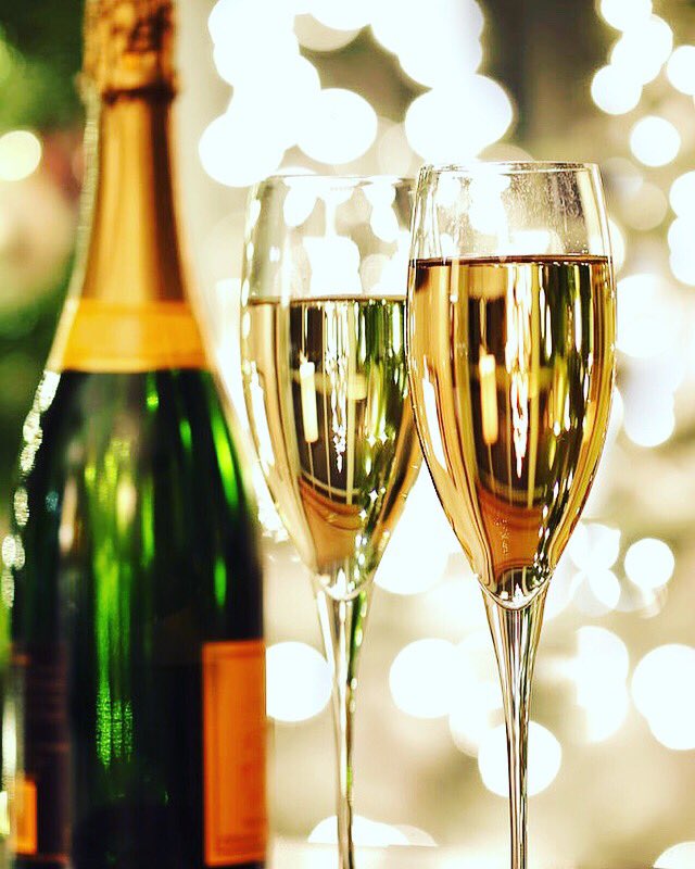We are Celebrating 🥂 
Our Brand new menu’s launch tomorrow at 12pm.We are so excited that we have decided to give Complimentary fizz and canapés to any bookings that are made for our restaurant tomorrow evening! 
#fizz #canapes #wineanddine #dineatoswald #oswaldchef #oswaldhouse
