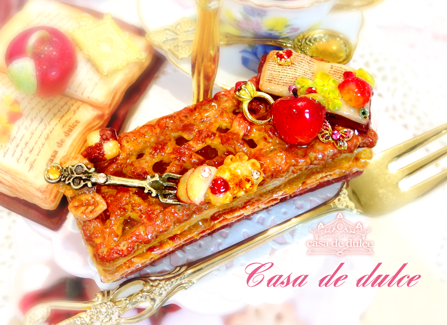 casadedulce's tweet photo. アップルパイのバレッタのオーダー受付再開致しました！
商品ページはコチラ☆→https://t.co/2b181eQrKF

アンティークBookやフォーク、ミニ林檎やクッキー等のデコレーションで
美味しそうで可愛いヘアアクセとなっております♪
是非ご覧くださいませ☆⁺゜

#アップルパイ
#フェイクスイーツ https://t.co/Ypmo2bkLBT