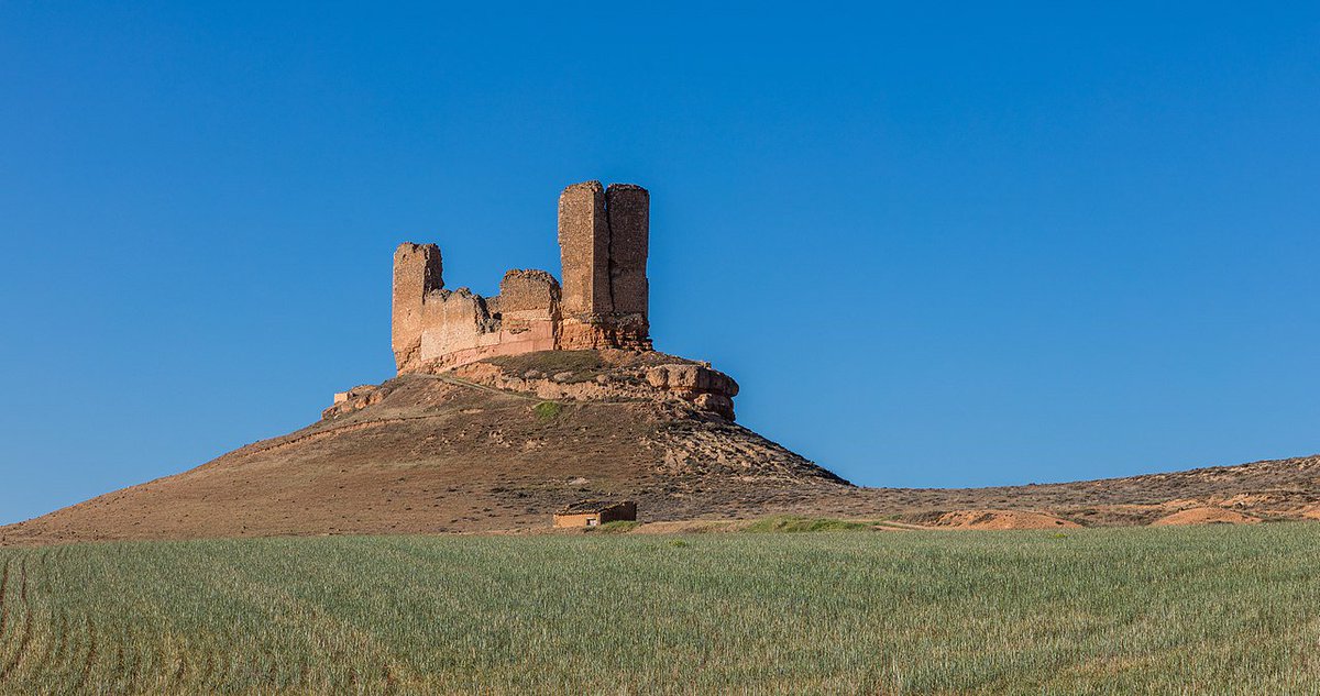 soriapatrimonio's tweet photo. El Castillo de #Montuenga cuya peculiar silueta recuerda a la quilla de un barco. Está formado por dos torres poligonales localizadas en los extremos del cerro, unidas por lienzos. Similar era el de #Somaén pero perdió una de las torres. https://t.co/Zv5v4tSWL4