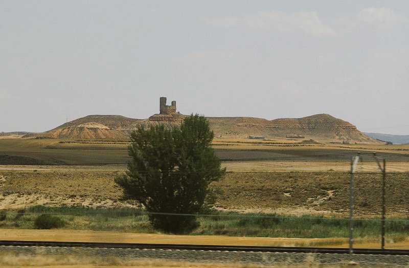 soriapatrimonio's tweet photo. El Castillo de #Montuenga cuya peculiar silueta recuerda a la quilla de un barco. Está formado por dos torres poligonales localizadas en los extremos del cerro, unidas por lienzos. Similar era el de #Somaén pero perdió una de las torres. https://t.co/Zv5v4tSWL4