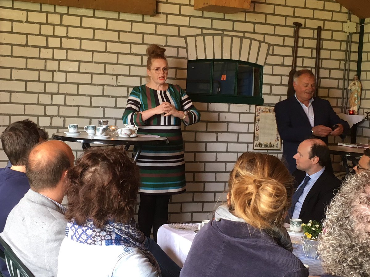RaadHadM's tweet photo. Wijkcomité’s en centrummanagement presenteren zich aan #raadhadm. #kennismakingsbezoek #horst. https://t.co/p4R67ZaQjz