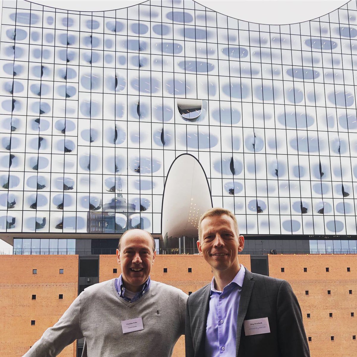 ChristianPothe's tweet photo. Coffee-Talk bei Oppenhoff &amp; Partner in Hamburg. Ein tolles Konzept mit netten Gästen und einem großartigen Blick auf die Elbphilharmonie.
#Oppenhoff #Elbphilharmonie #Wirtschaftskanzlei #CoffeeTalk #Fochaix #Fochaiac #Hamburg https://t.co/iniDwwx1ao