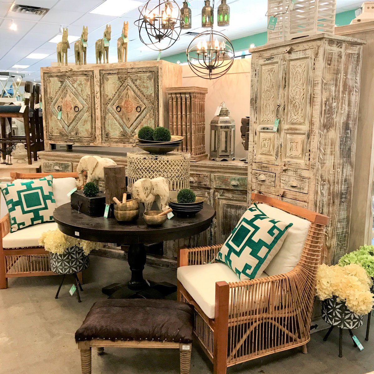 NadeauPittsburg's tweet image. IT"S FRIDAY!!! The weekend is coming and we'd like to meet you, stop and see for yourself...Everyone's personality resides inside these doors! Stop in and find your forever piece! #personality #weekendfinds #foreverpieces