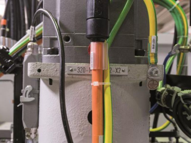 thetextfactory's tweet photo. Robotproject bij Brink Climate Systems  // Nieuwe tool maakt van machinebouwer een data-analist // Hoe maak je servokabels voor grote afstanden? - https://t.co/VnJtD8qxod https://t.co/skJVgwCdqh