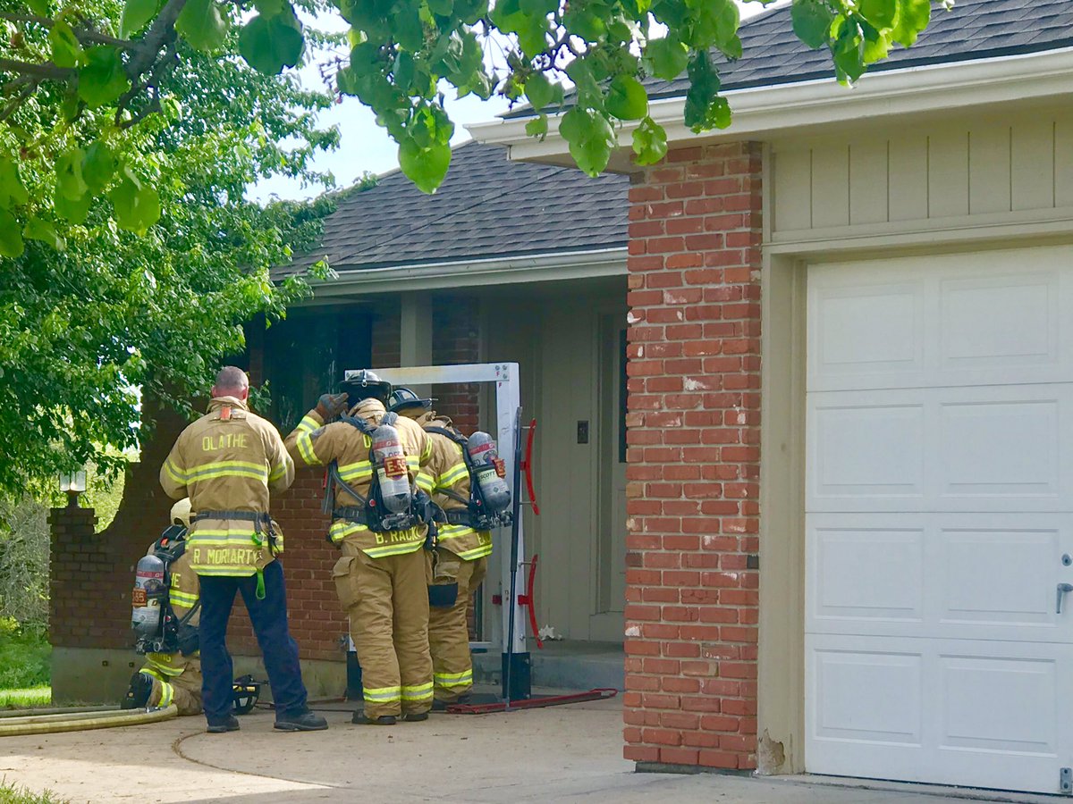 jgdegraffenreid's tweet image. The First Five Minutes on the fireground are immensely important. @OlatheFire is training today to improve five victim survivability and decrease property loss. #Command #ForceEntry  #Water #Search #Extinguishment