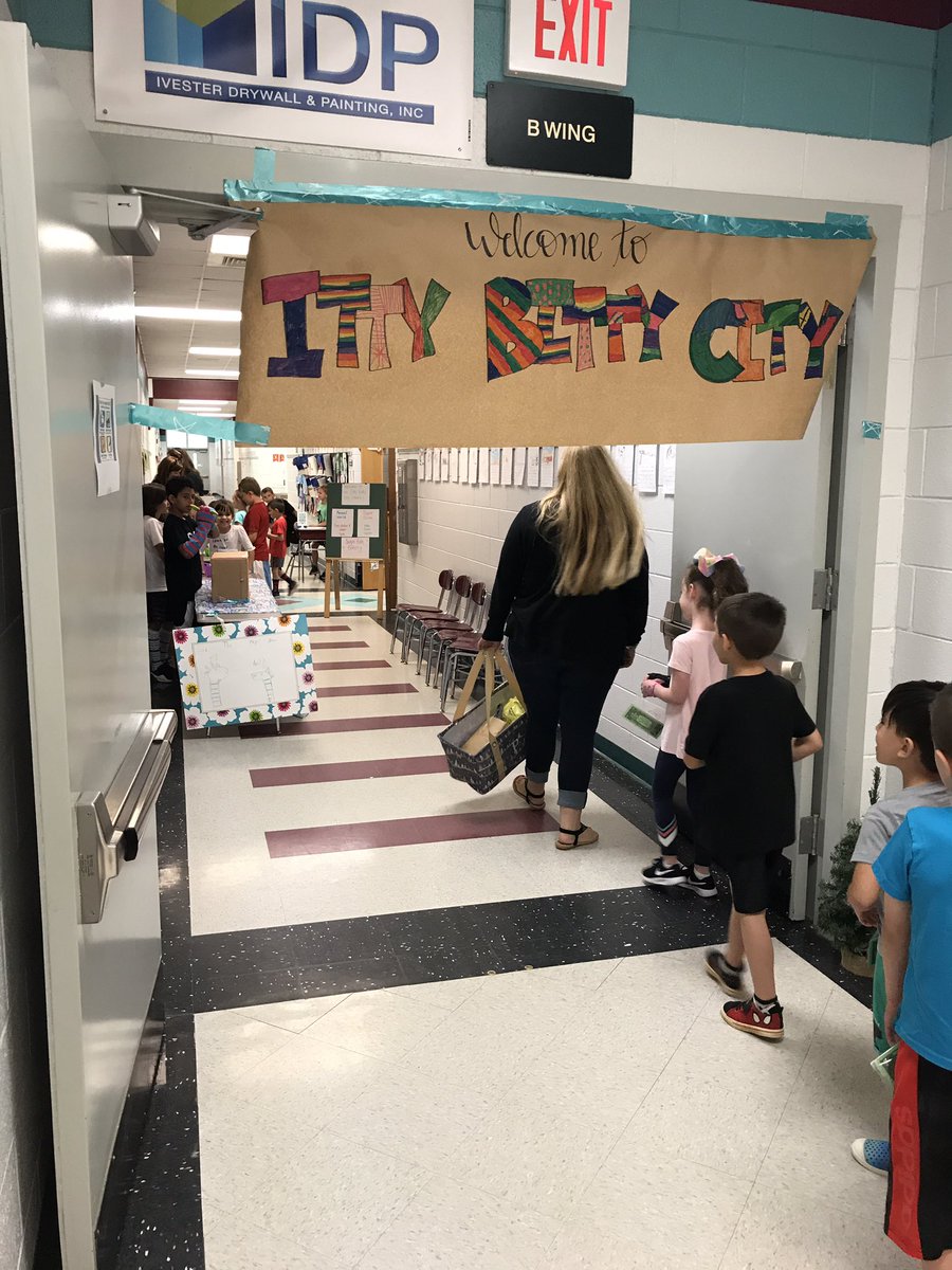 stjames_elem's tweet photo. Kinders are shopping at the second grade Itty Bitty City today. #LCSstrong2theCore #SJESstrong2theCore https://t.co/iF62v602rh