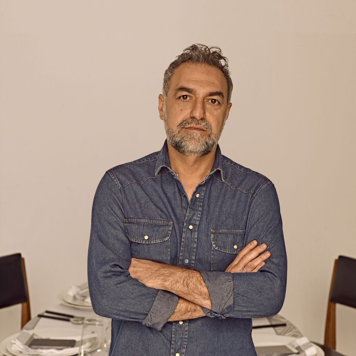 .@fsotolopez y @JuancaVellido interpretan a Alberto, un cirujano plástico que cree que su profesión es más eficaz que la de su mujer Eva.
Esta noche sólo quiere pasárselo bien con sus amigxs ¿Lo conseguirá?
Descúbrelo este finde en #PerfectosDesconocidos🙌
elteatroreinavictoria.com/perfectos-desc…