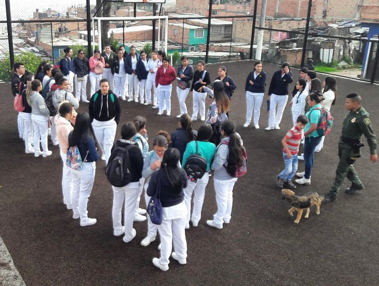FridaFundacion's tweet photo. La salud es trascendente en el proceso de construcción de vida digna por eso llevaremos en el mes de mayo brigadas con más de 70 estudiantes en ciencias de salud a Altos de Cazucá, brindando atención oportuna a más de 1000 soachunos. Gran trabajo @PoliciaCmarca  #cambiarelmundo https://t.co/om5feJafsU