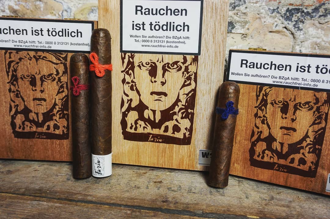 Furia Zigarren. Schöne Dinge versieht man gern mit einem Schleifchen. Die tadellos gearbeiteten Furia Zigarren sind waschechte Puros aus Nicaragua. Sie sorgen mit hervorragender Würze und cremigen Aromen für richtig viel Freude Genießergaumen. noblego.de/furia-zigarren/