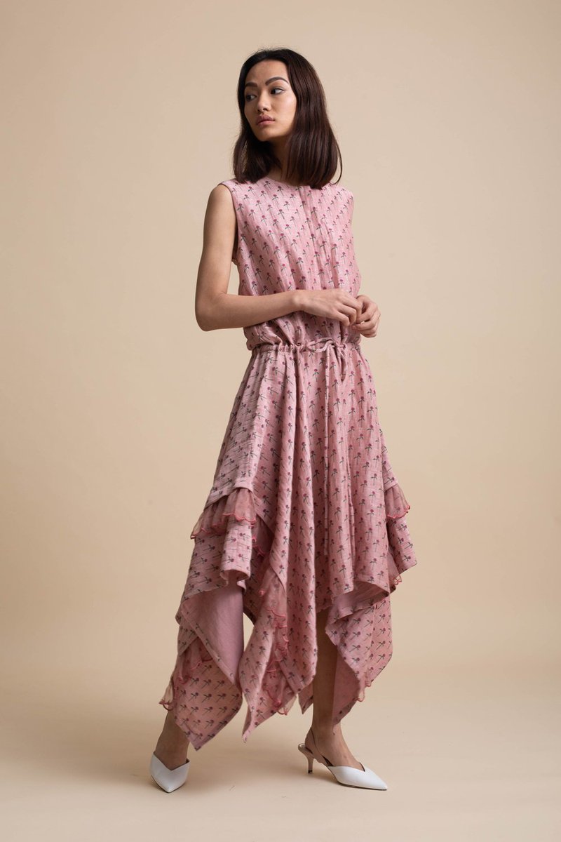 Raaveecouture1's tweet image. Perfect blend of elegant style and trendy handkerchief drape dress will make you look like an elegant girl. 

Find this outfit online at:
raaveecouture.com/index.php?rout…

#Raavee #Kanelle #designerwear #Indianfashion #staystylish #Chic #glamoruos # #RaaveeDesigns #RaaveeInVijayawada