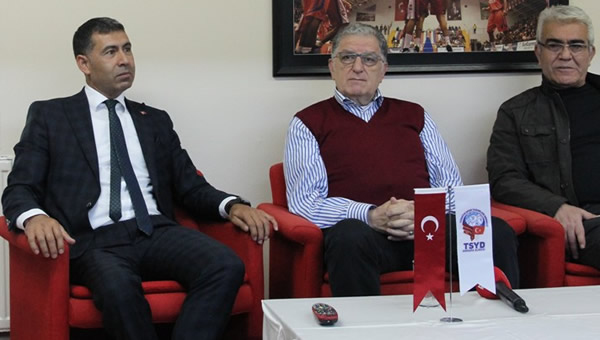 At Yarışı Haberleri (@atyarisihbr) on Twitter photo 📢 Türkiye Spor Yazarları Derneği (TSYD) Ankara Şubesi eski başkanlarından ve duayen gazeteci Meriç Enercan, “TSYD Ankara Buluşmaları’’ etkinliği kapsamında öğrencilerle bir araya geldi. (Haber-Video) <a href="/menercan06/">Meriç Enercan</a> klas.link/Ha1g 📢 Türkiye Spor Yazarları Derneği (TSYD) Ankara Şubesi eski başkanlarından ve duayen gazeteci Meriç Enercan, “TSYD Ankara Buluşmaları’’ etkinliği kapsamında öğrencilerle bir araya geldi. (Haber-Video) <a href="/menercan06/">Meriç Enercan</a> klas.link/Ha1g