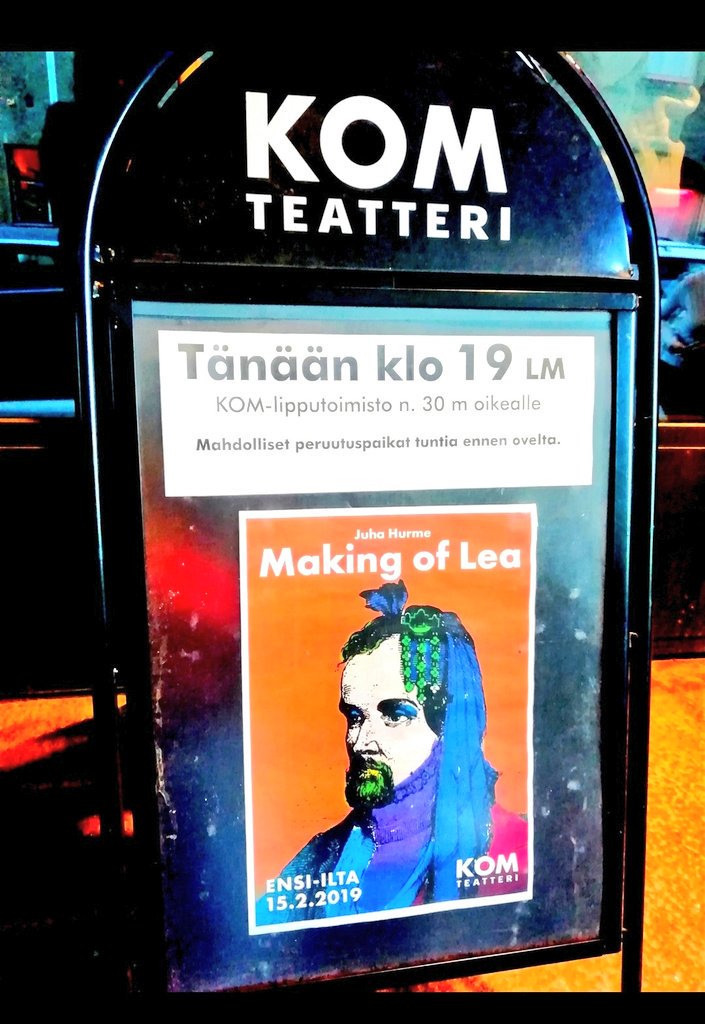 SatuYlavaara's tweet photo. Tampereen teatterin näyttämön yläpuolella komeilee teatterin jättiläisten nimiä kuten Kaarlo Bergbom. Kyllä Emilie Bergbominkin voi sinne lisätä, niin vahva & voimaannuttava on Vilma Melasniemen tulkitsema Emilie @vmelasniemi #MakingofLea @KOM_teatteri Kuvissa muutaki poptaidetta https://t.co/cWmfEz6R8P
