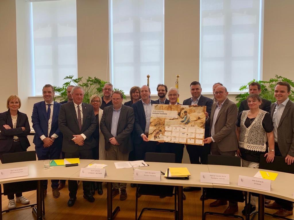 GeertBourgeois's tweet image. Nederland en Vlaanderen slaan handen in elkaar voor duurzame en maatschappelijke verantwoorde natuursteen. 

Initiatief #TruStone: Hele keten bewaken ifv betere werkomstandigheden en het milieu. 

Proficiat en dank aan alle bedrijven, NGO’s en vakbonden. #GoedNieuws