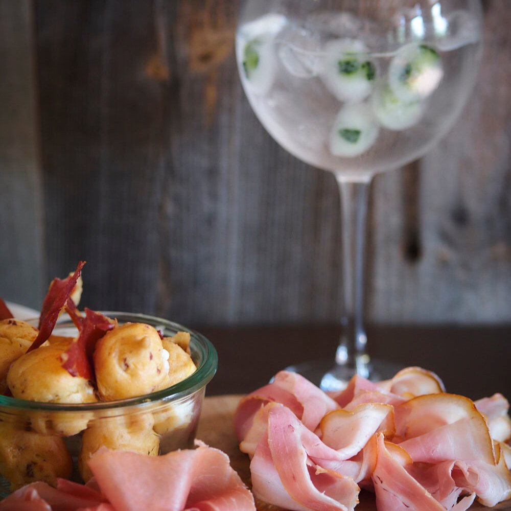 DeSteenenHaene's tweet photo. #desteenenhaene #weekend #aperitief #tasty #amazing #ieper #zillebeke #instafood #fun #smile #funtime #memories #glorius #gintonic https://t.co/DPz5o7tGqT