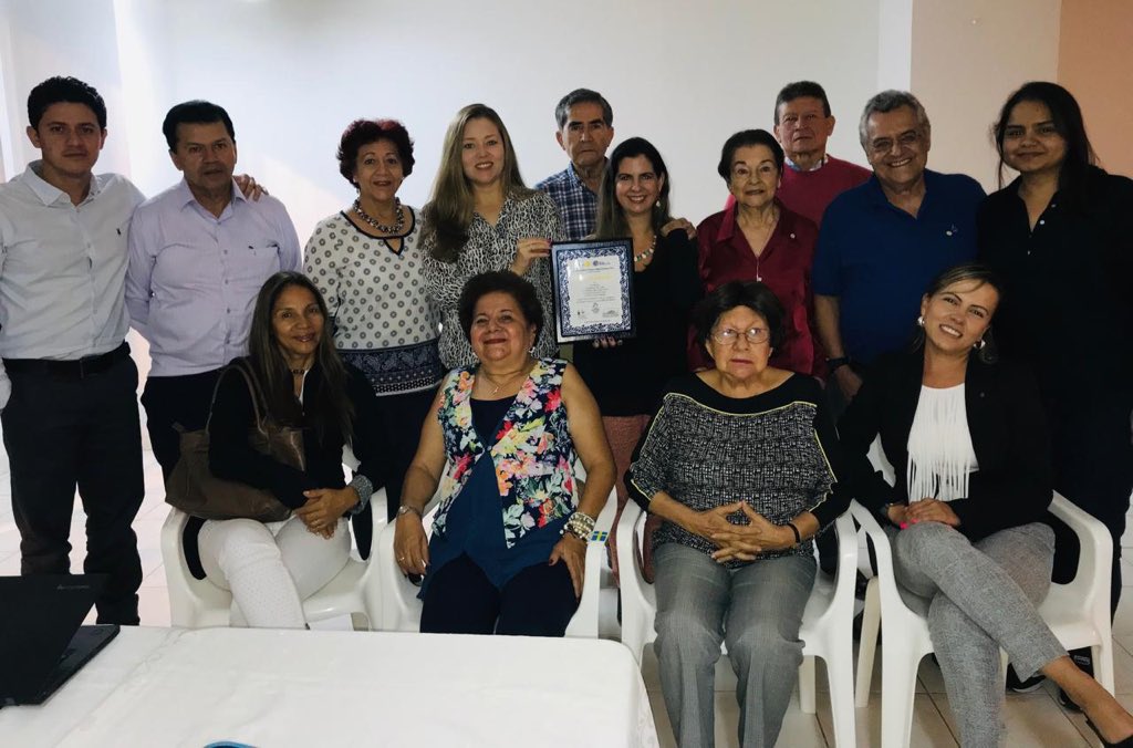 RotaryOrigen's tweet photo. Nos fuimos a compartir el premio de @imagenrotary25a con nuestros amigos del Club Rotario Pereira, un club de 80 años con muchas bellas historias por contar.
🏆El equipo ganador de imagen pública.
Estamos soñando 💡con grandes cosas, nos debemos a la comunidad.
#Rotarybus https://t.co/Mj9OBlJlKk