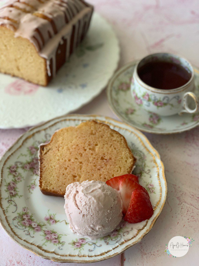 Rhubarb and Ginger Drizzle Cake trbr.io/05Ef6yD via <a href="/apriljharris/">April J Harris</a>
