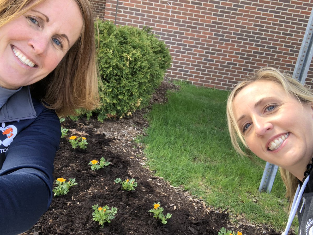 D54schools's tweet photo. Hey @meadmustangs54 we left a surprise for you outside your main doors. Check out our #54FlowerFlashMob spreading happiness across D54 today! https://t.co/Xemj1CI2j4