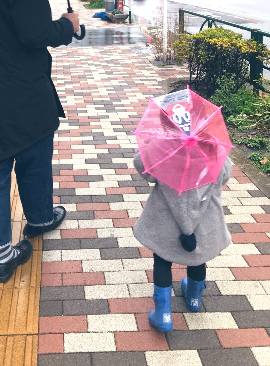 傘持ちたい という小さいお子さんの願いを叶えつつ 大人と手をつないで歩けて一石二鳥の傘がこちら それどこで買えるの 神宮です Togetter